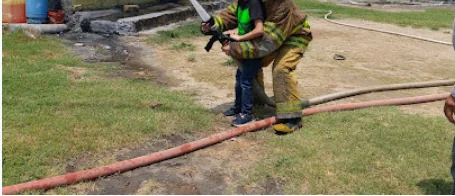 Práctica de capacitación contra incendios en un campo de entrenamiento